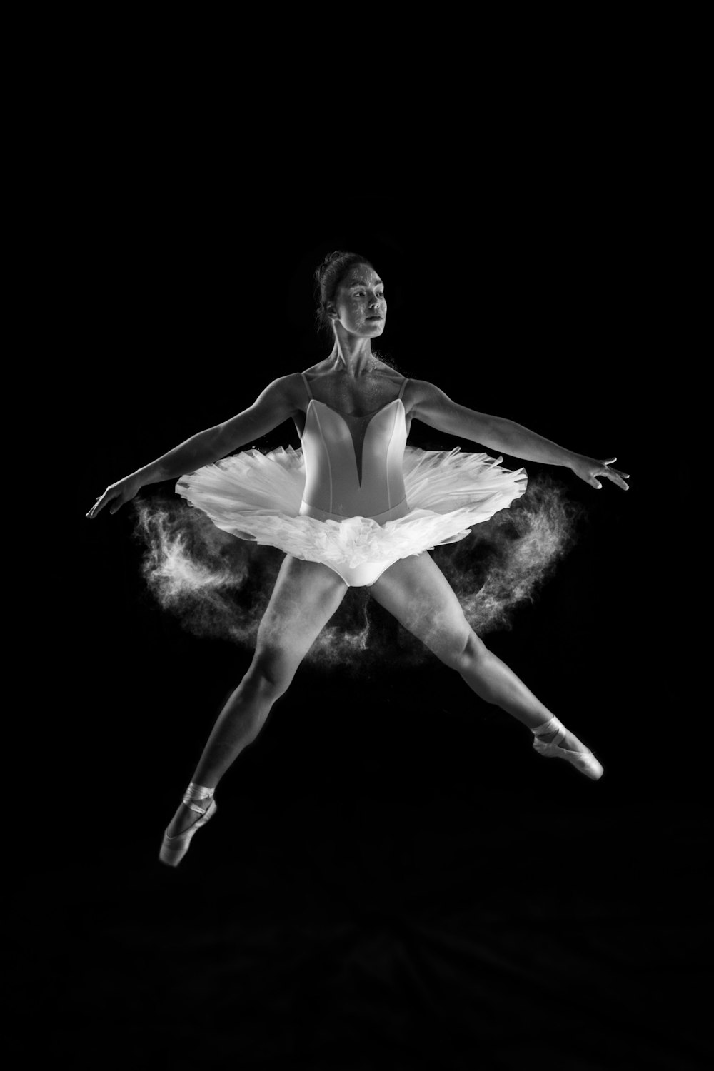 Mujer haciendo ballet bailando