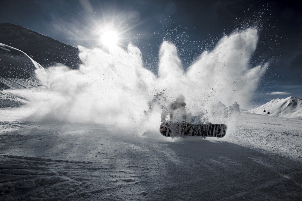 Persona che fa snowboard sulla montagna durante il giorno