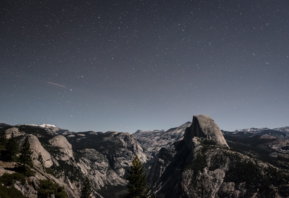 Grauer Steinberg bei Nacht