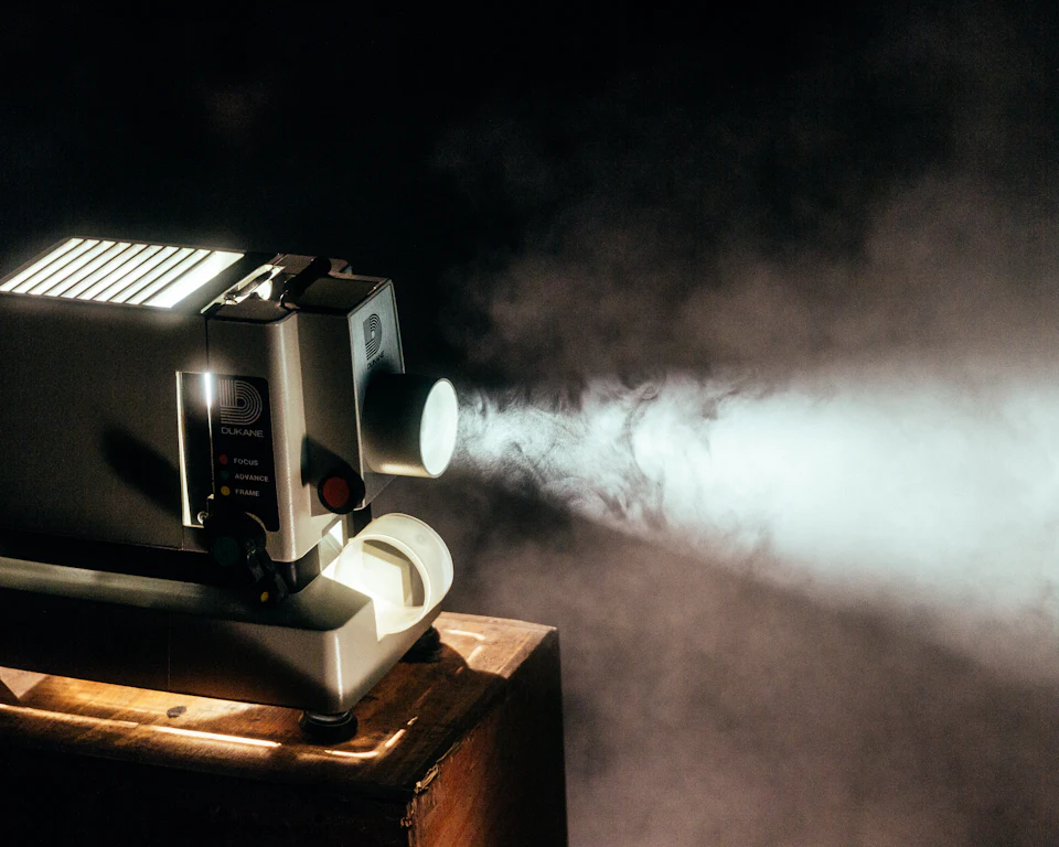 Proyector de cine emitiendo un haz de luz