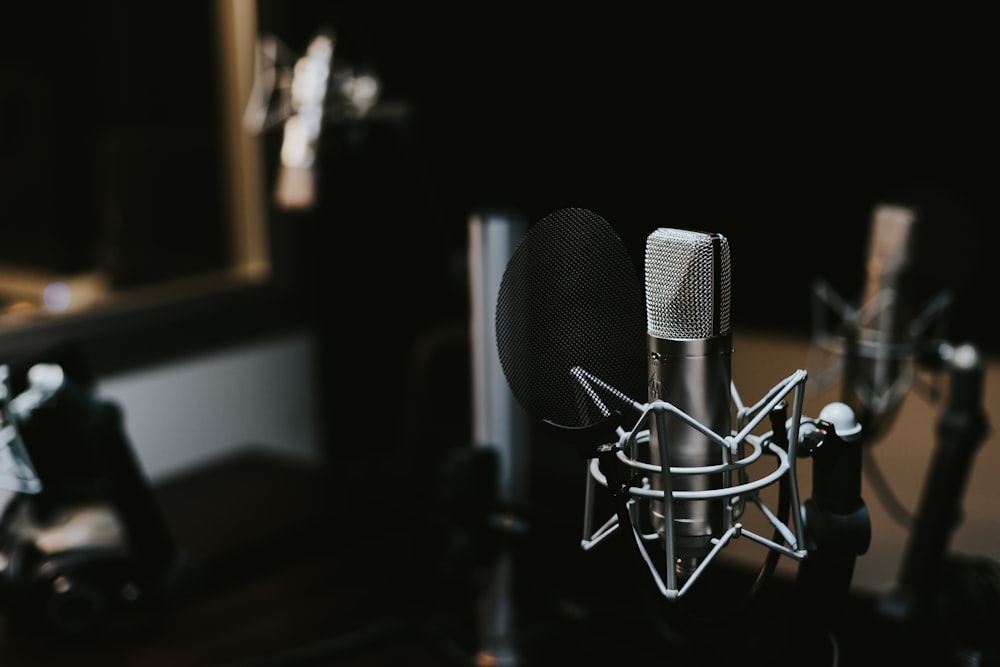 Fotografia macro do condensador de microfone de estúdio prateado e preto