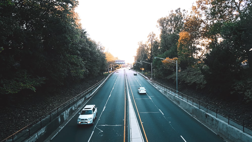 Voitures sur la route pendant la journée