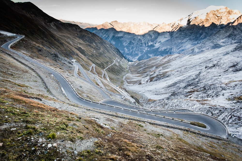 route goudronnée grise sur la montagne