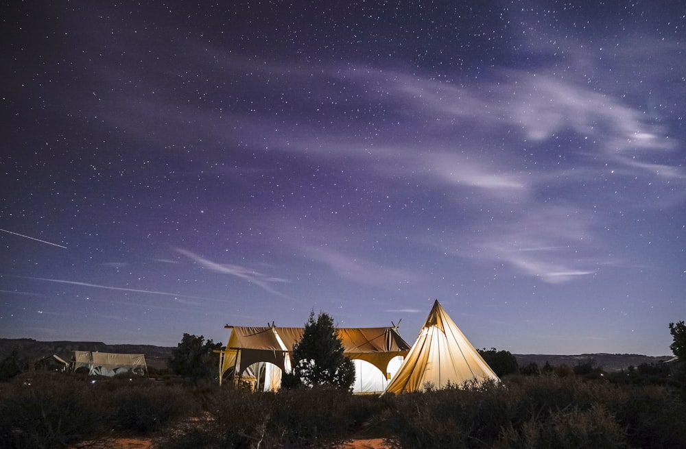 tente de camping sur le terrain pendant la nuit