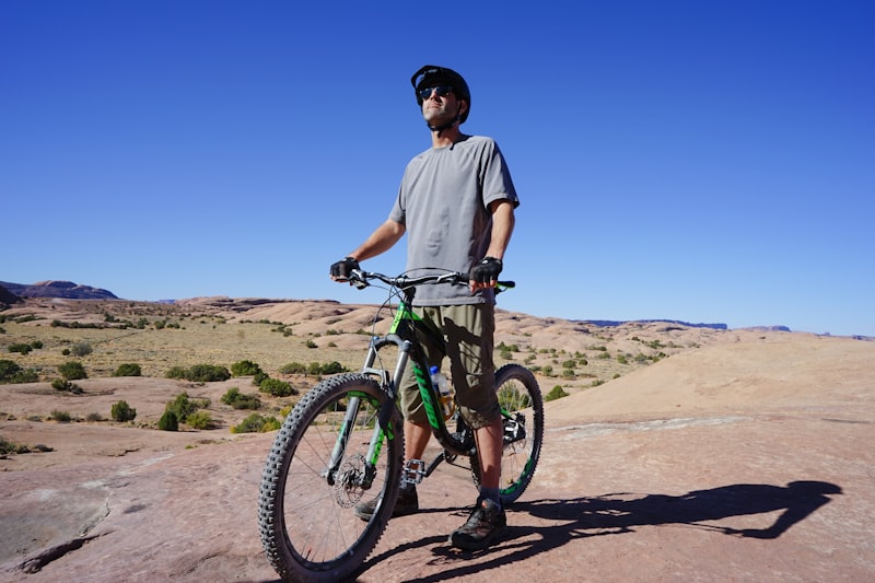Mountainbike bij een bospaadje