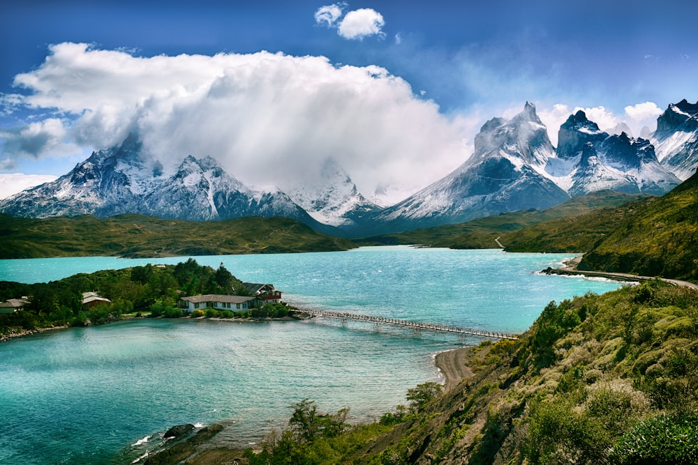 Lago cerca de la montaña cubierta de nieve durante el día