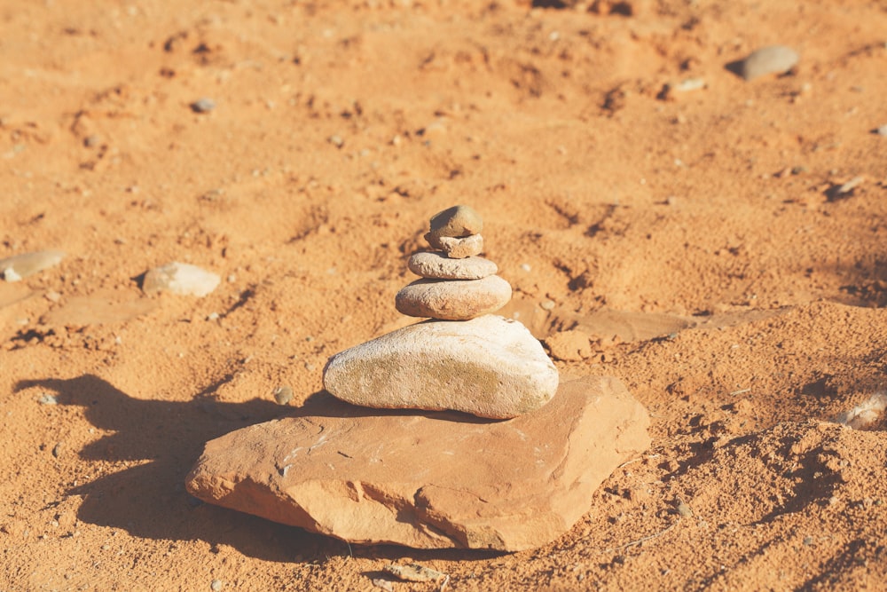 Fotografía de primer plano de piedra apilada en arena