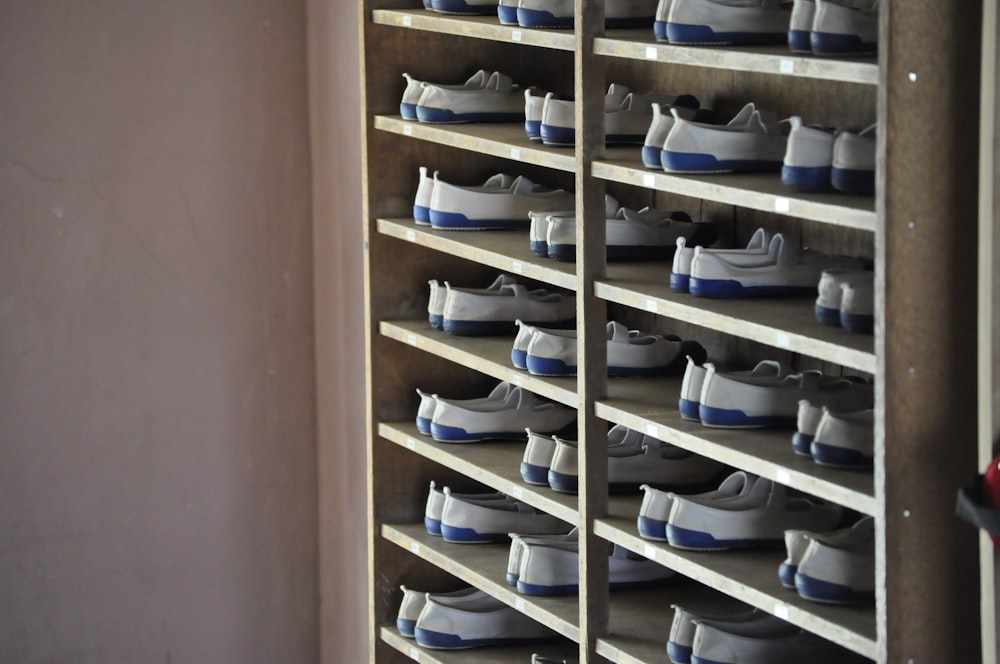 sapatos brancos e azuis no rack dentro do quarto