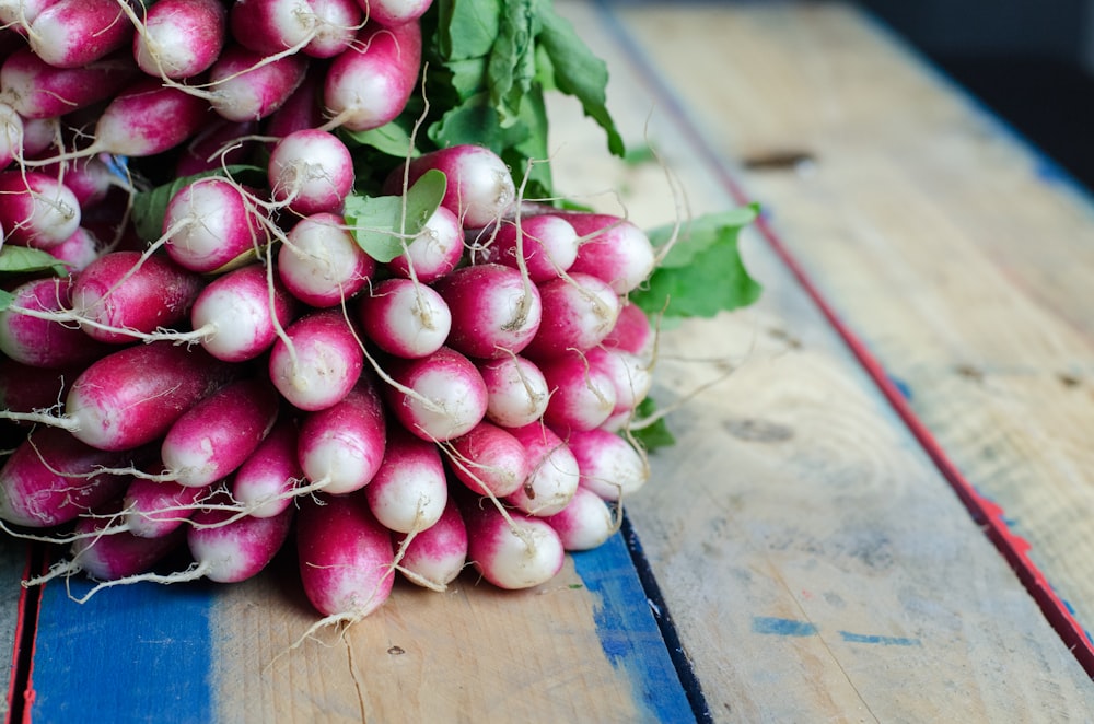 vegetais roxos e brancos na superfície marrom