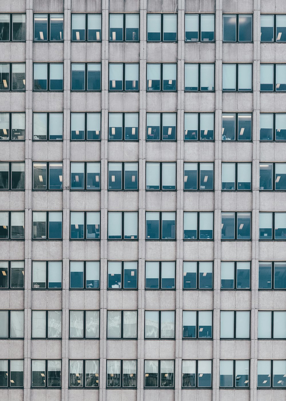 Un edificio de oficinas en Memphis con paredes simétricas de textura gris y ventanas dobles.