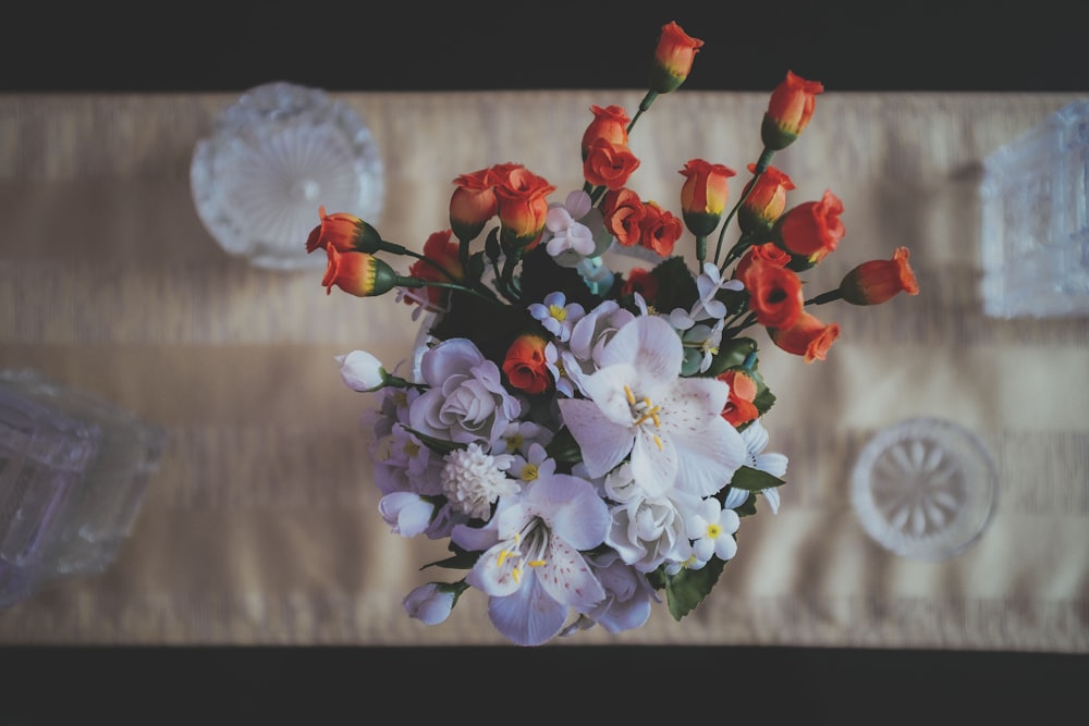 テーブルの上のオレンジと白の花