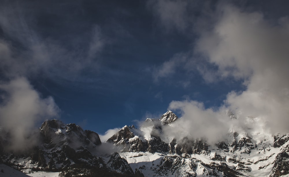 Montagna rocciosa con nebbie durante il giorno