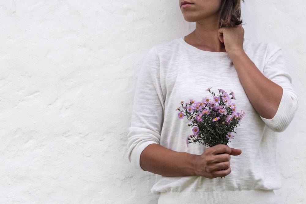 Mujer sosteniendo flores