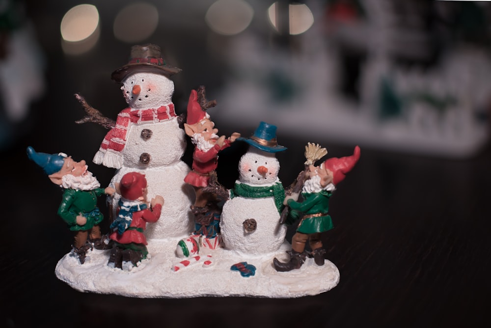 Figurine de bonhomme de neige multicolore