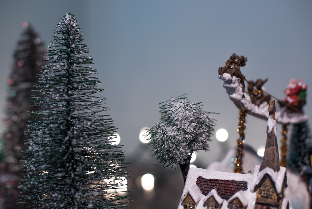 Miniaturas de la casa de la decoración navideña en la fotografía de primer plano