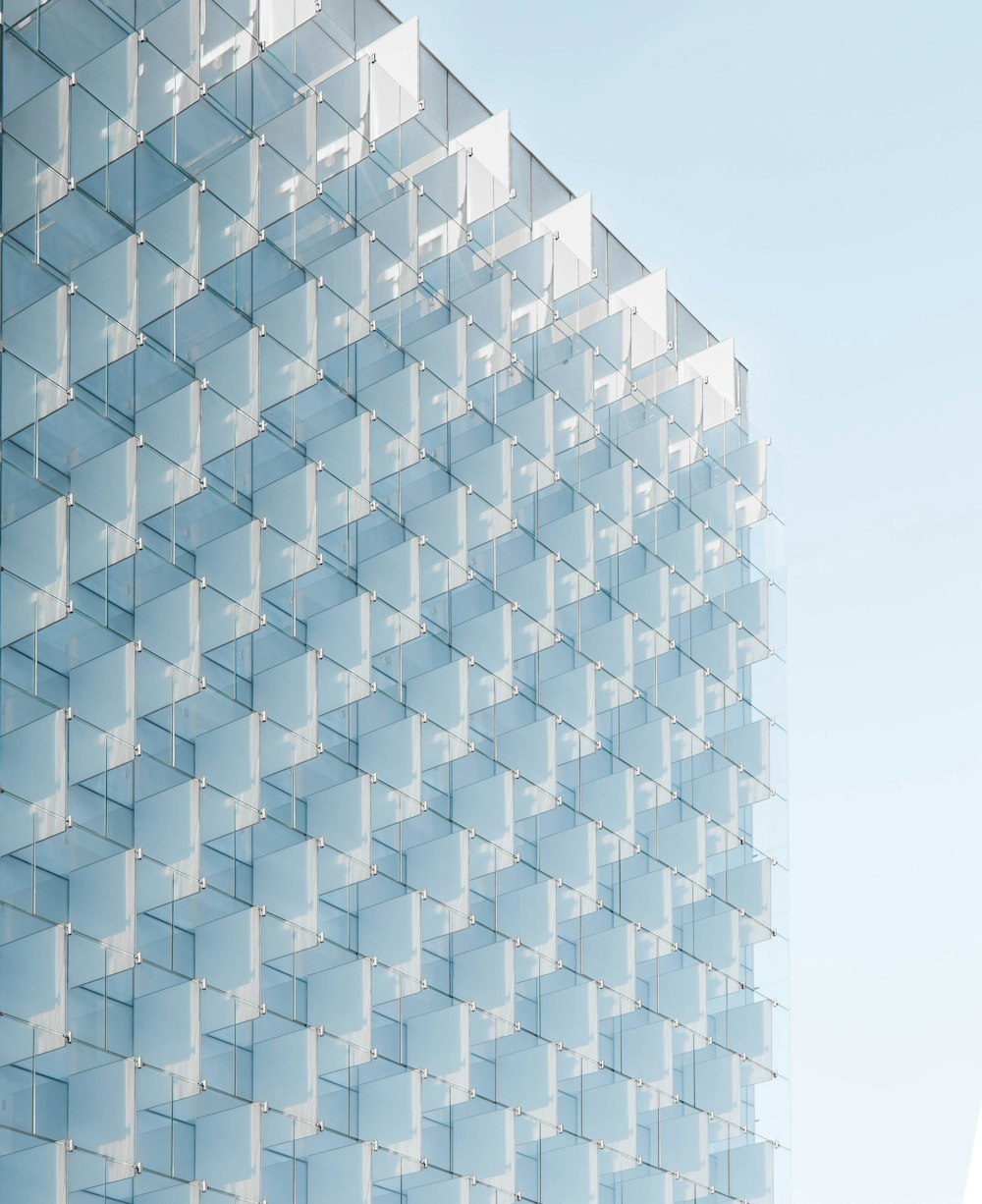 edifício de vidro transparente