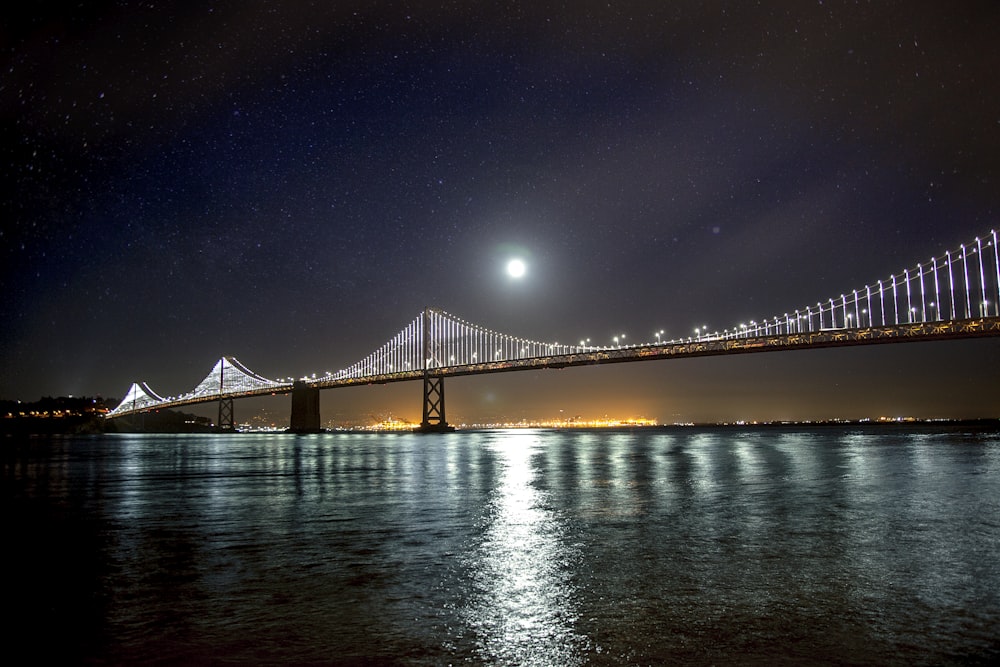 Luna sobre el puente colgante de la bahía de San Francisco - Oakland reflejada en el agua de abajo