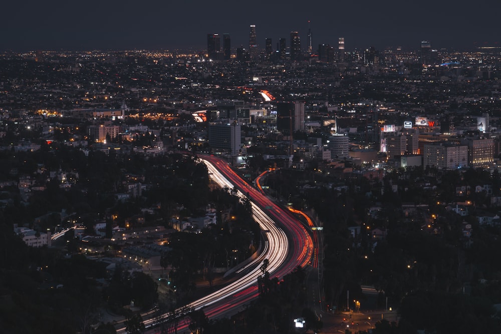 Foto de lapso de tiempo de paisaje urbano con luces