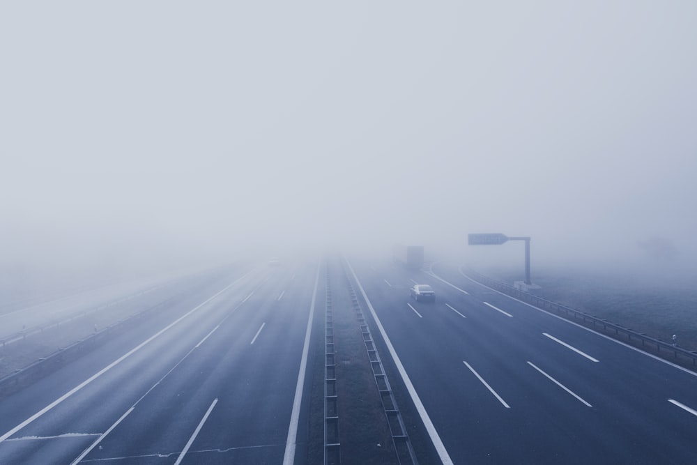 Straße, die bei Nebel auf der Straße vorbeifährt