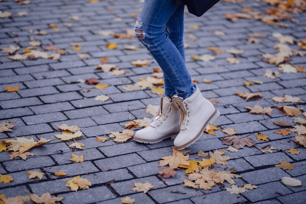 Person, die Arbeitsstiefel trägt