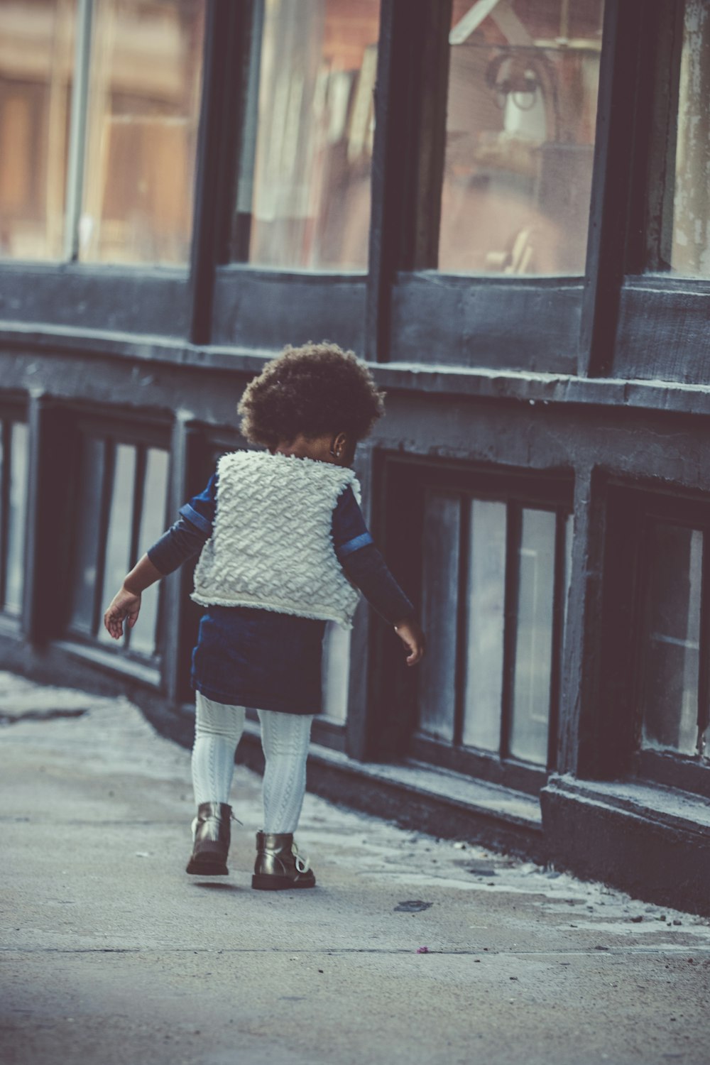 Un niño caminando por la calle.