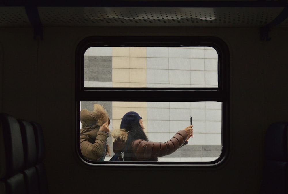 femme prenant une photo à l’extérieur du train