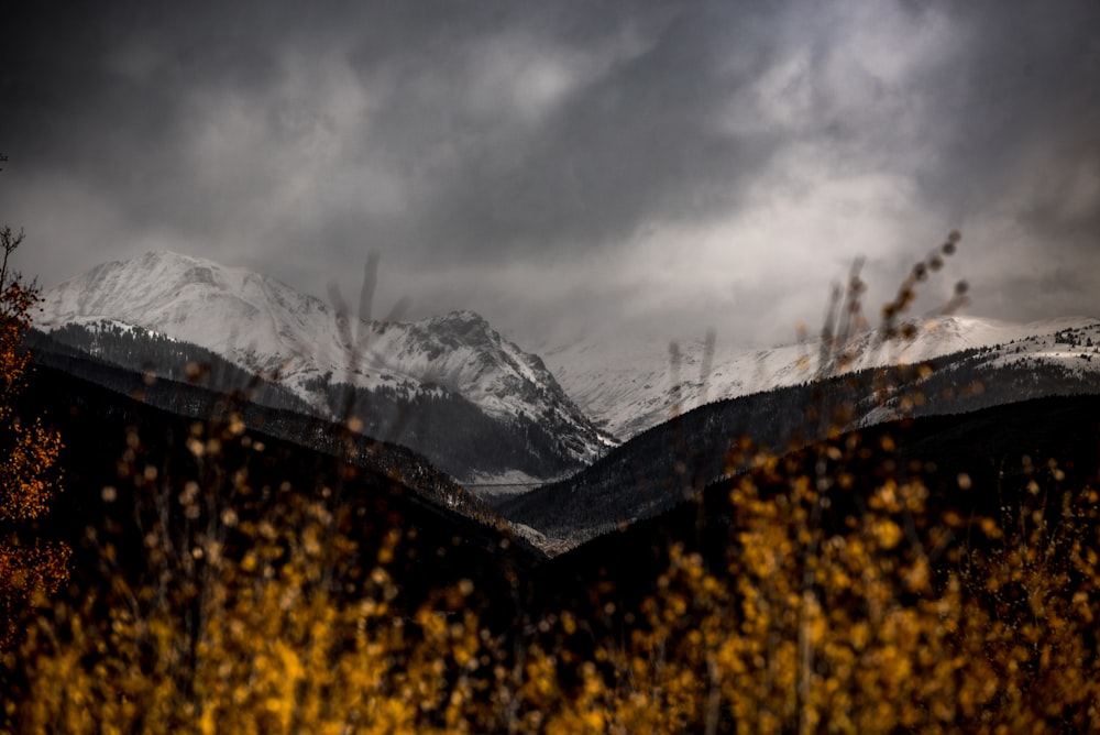 montagne enneigée couverte de nuages sombres