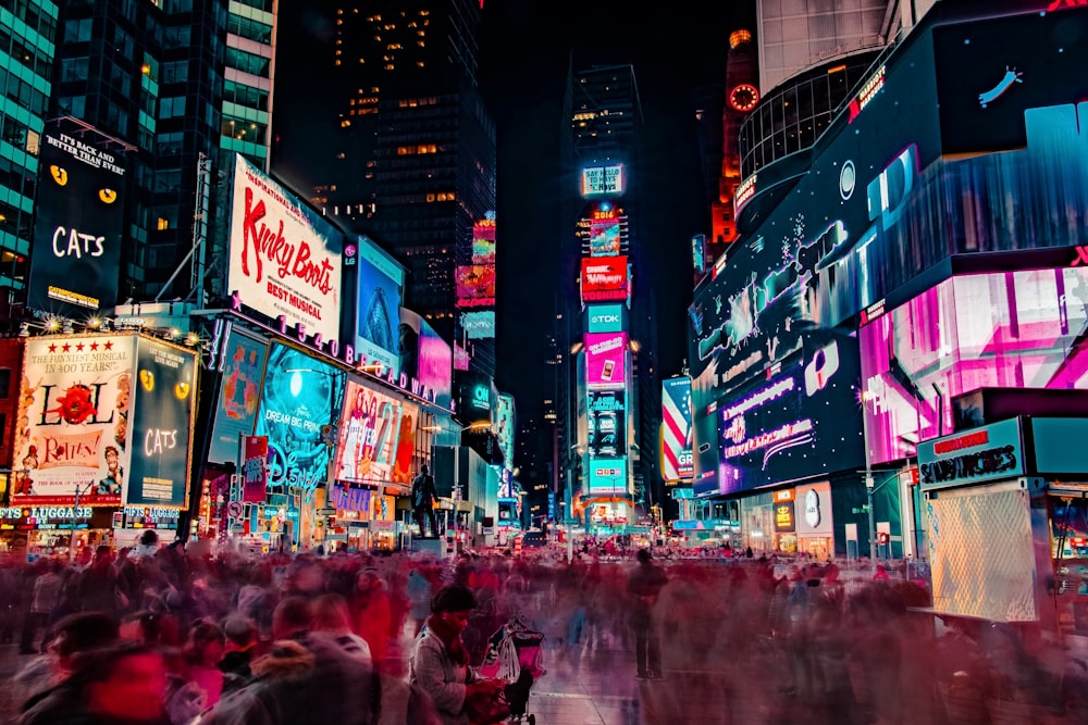 밤 시간 동안 뉴욕 타임 스퀘어에 사람들의 군중의 시간 경과 사진
