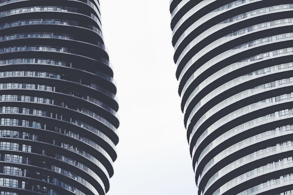 Fotografía de ángulo bajo de la construcción de cortinas