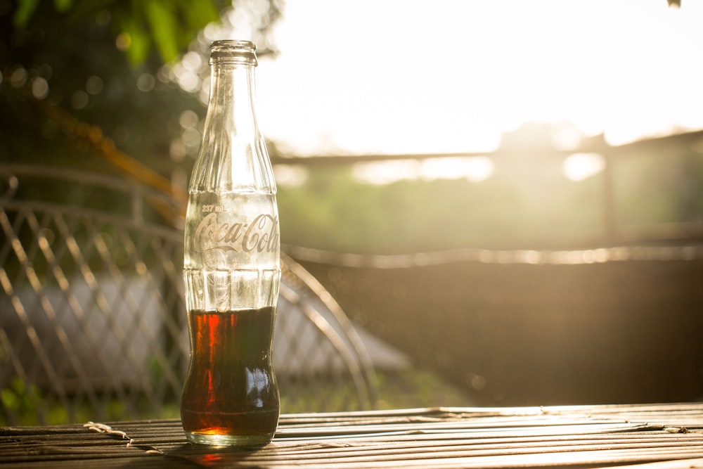 Foto selectiva de una botella de Coca-Cola