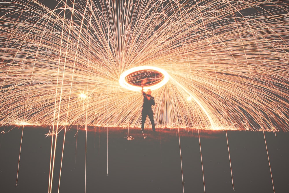 hombre sosteniendo fuegos artificiales