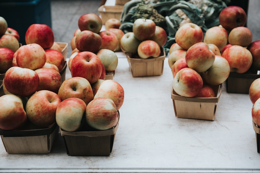 Roter Apfel in Körben