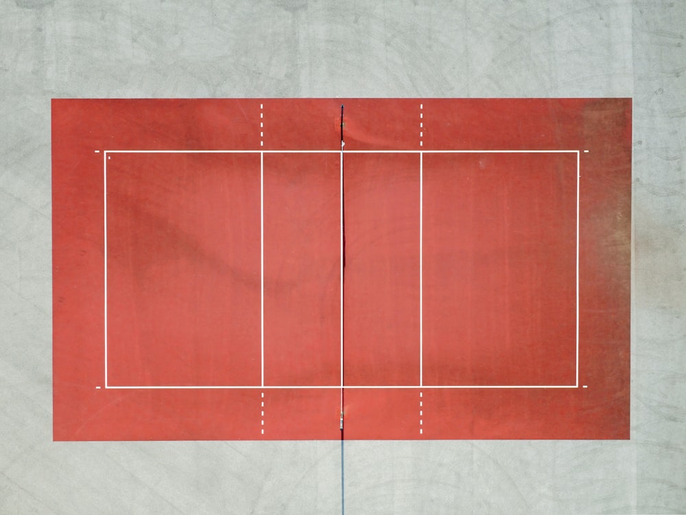 Foto aérea de la cancha de voleibol blanca y roja