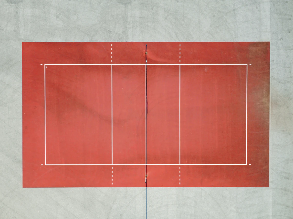Pemandangan lapangan voli dari sudut atas dengan garis merah dan putih siap untuk pertandingan turnamen AVC Men's Champions League 2026