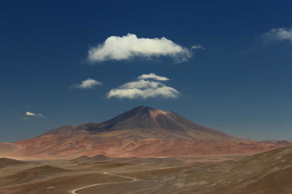 campo verde en frente montaña verde