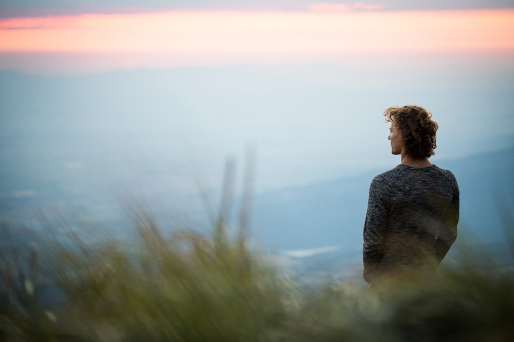 Schwarzer Herrenpullover bei Sonnenuntergang