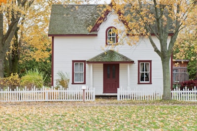 Real estate agent showing Dallas property to potential buyers