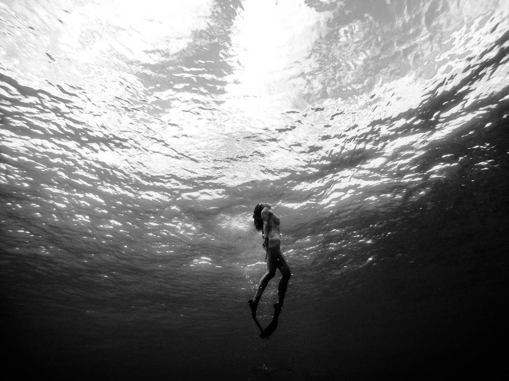 donna che si immerge sott'acqua