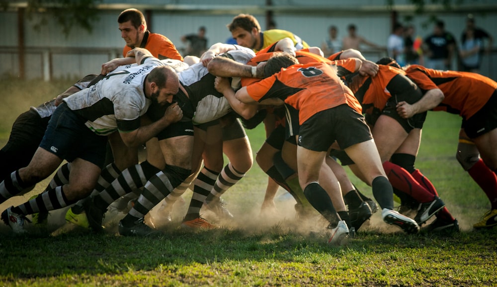 hommes jouant au football