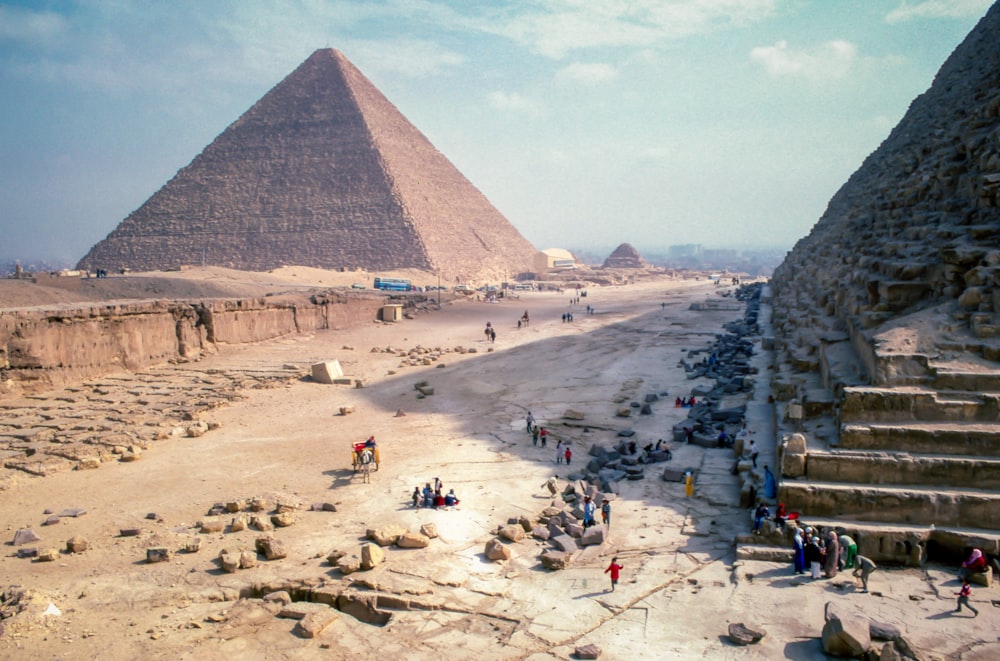 Strukturaufnahme einer braunen Pyramide unter blauem Himmel während des Tages