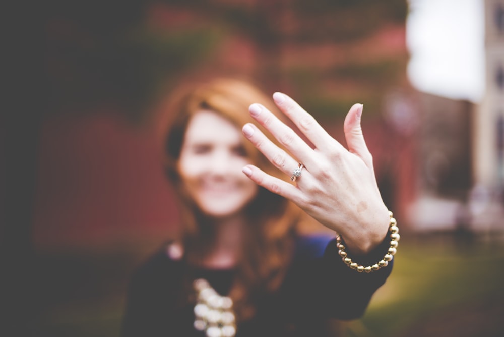 Frau mit silberfarbenem Ring