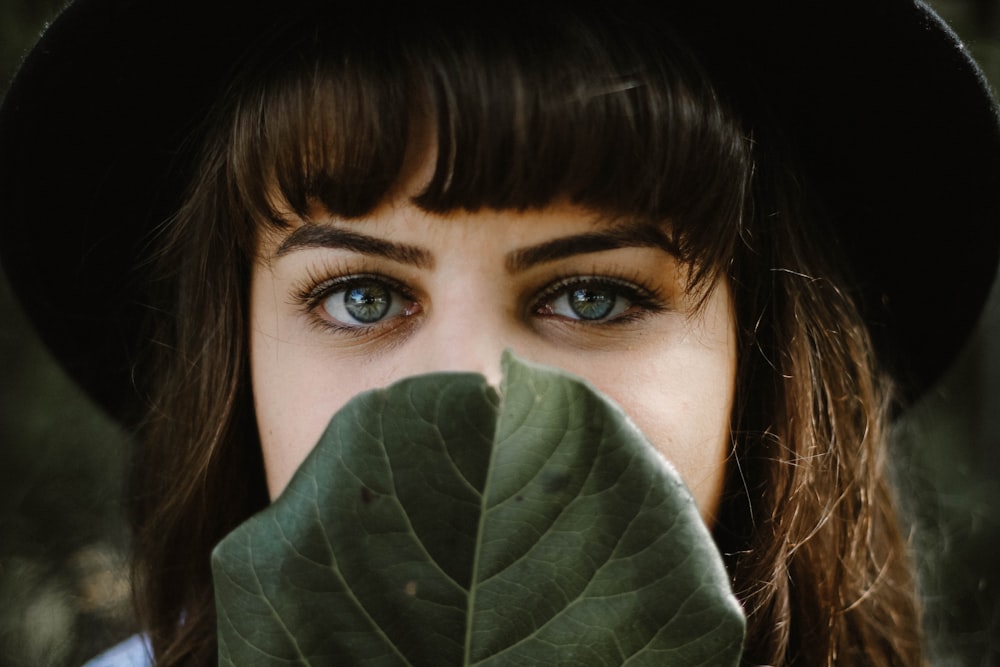 donne accanto alla foglia verde