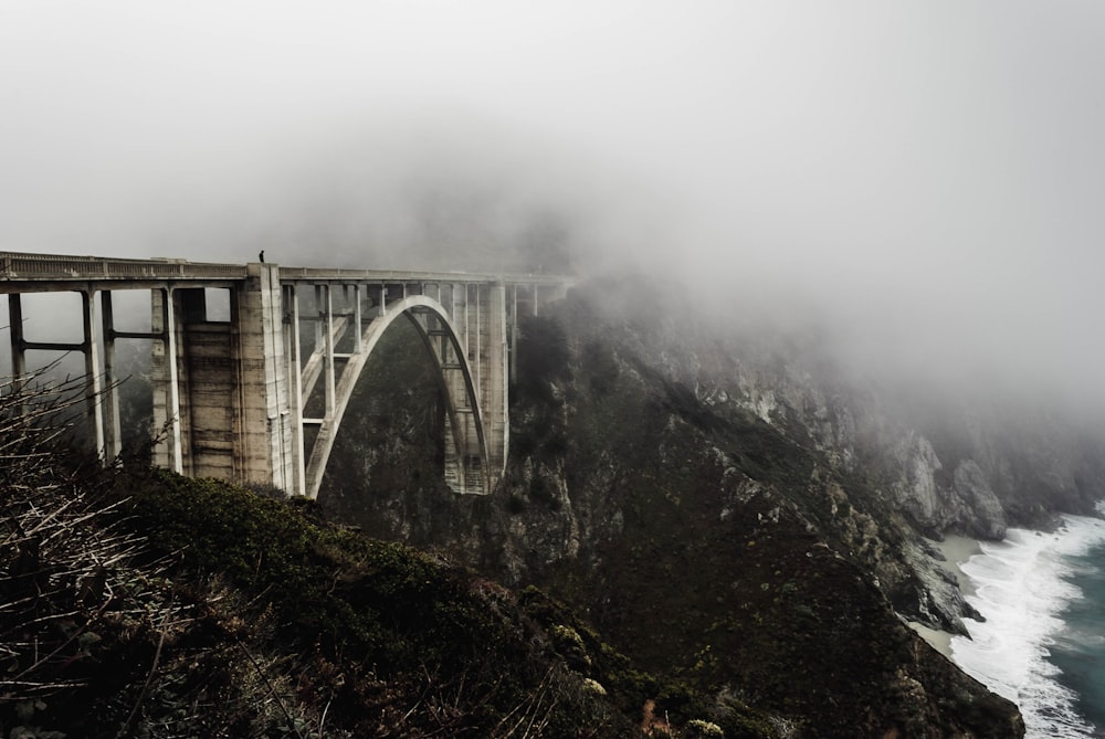 霧に覆われた白いコンクリートの橋