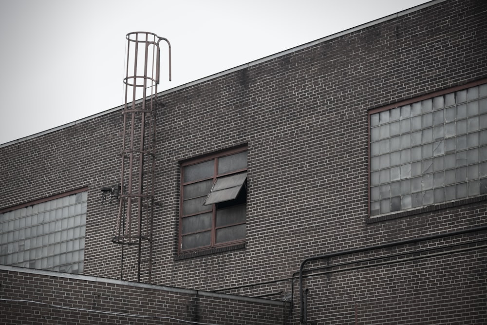 Edificio de hormigón marrón