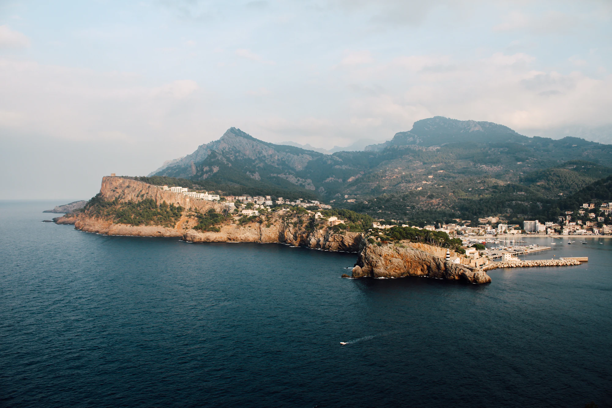 Der Hafen von Port de Sóller, dahinter die Berge der Serra de Tramuntana
