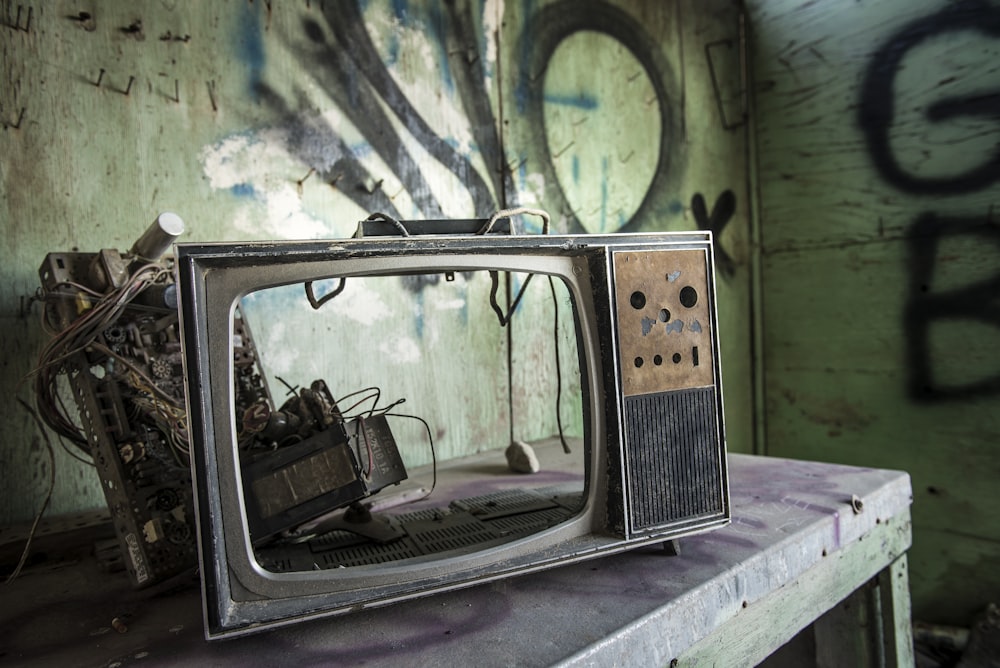 TV vintage na mesa de madeira cinza dentro da sala