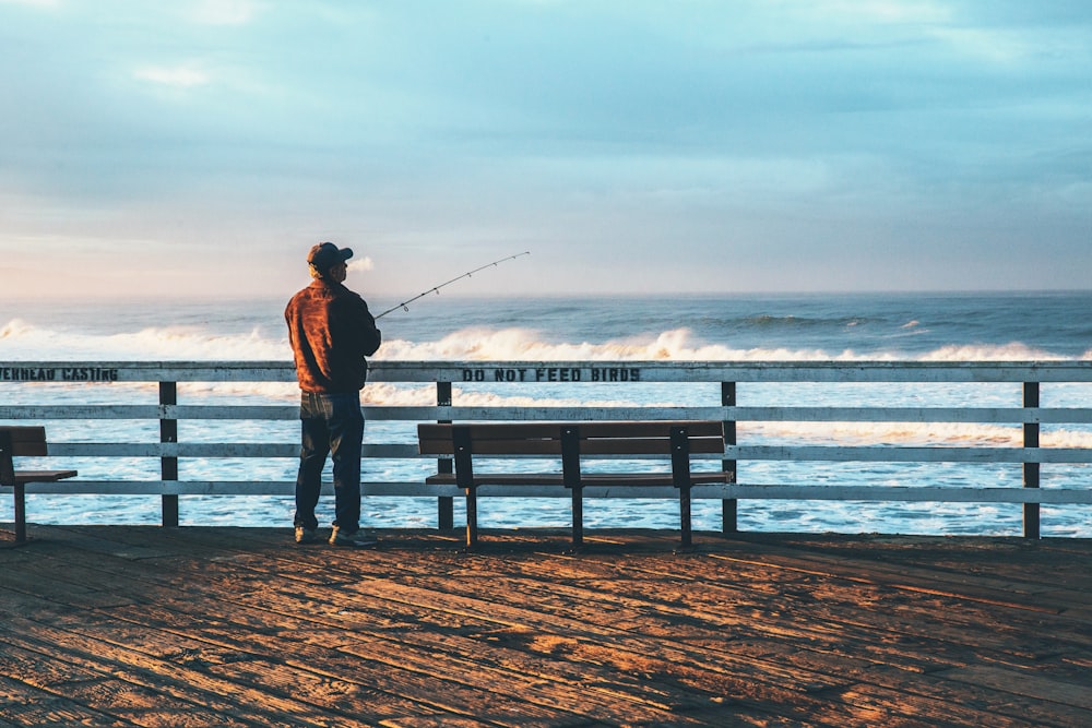 uomo che pesca sul mare