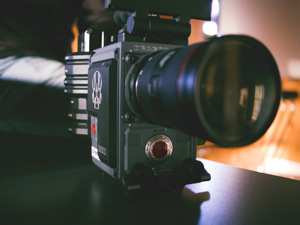 schwarze DSLR-Kamera in Makrofotografie