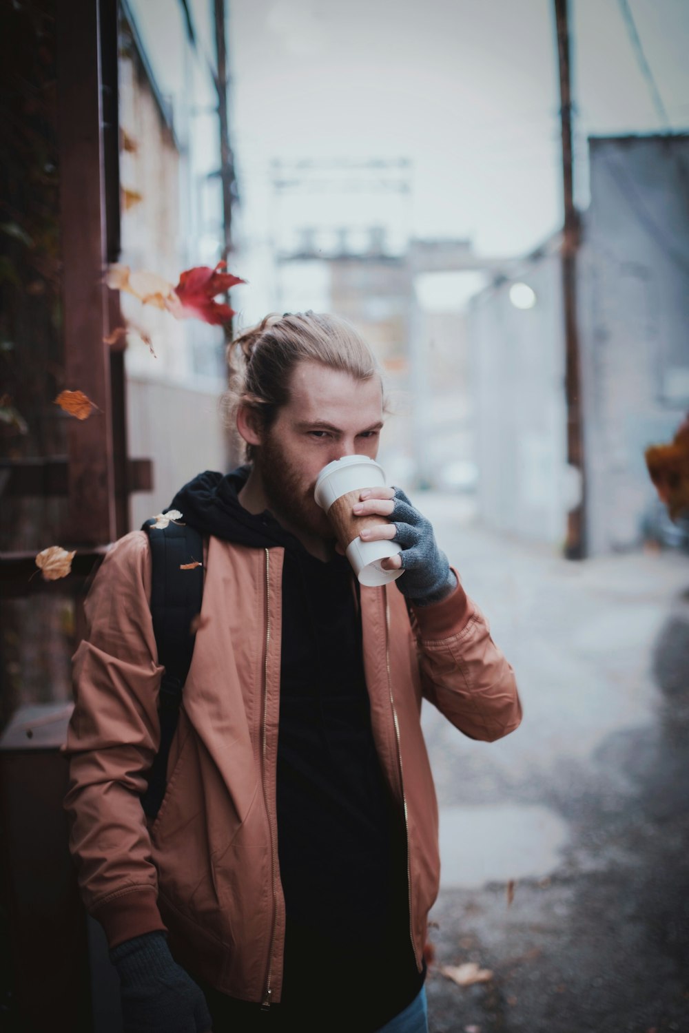 uomo che beve tazza di caffè fotografia a fuoco selettiva