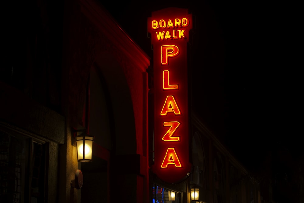 Segnaletica al neon della piazza della passeggiata a bordo